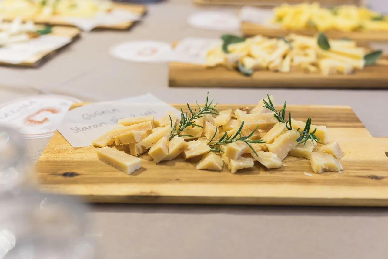 cheese tasting soča valley (2) cheese cutted to pieces on a wooden plates