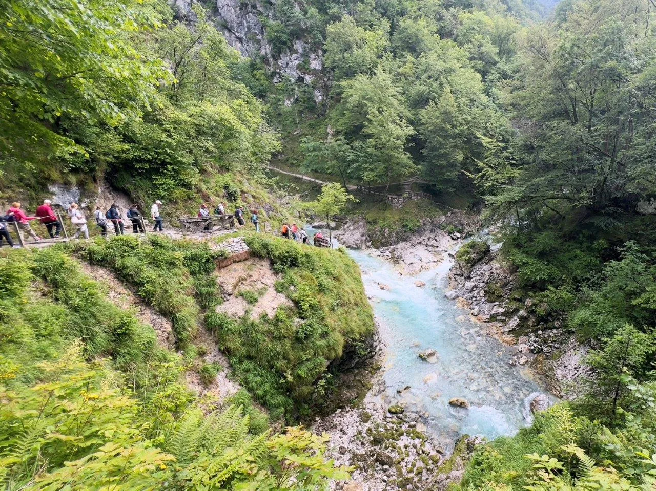 tolmin gorge guide people on the beach